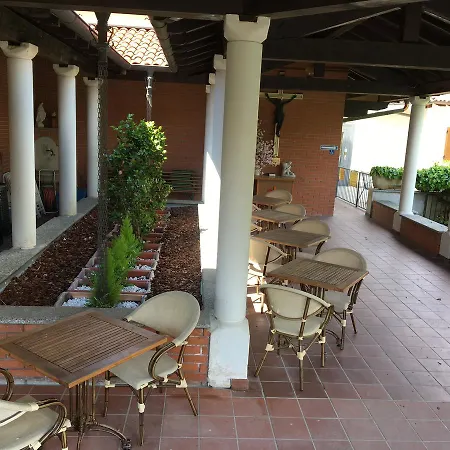 Casa Emmaus Hostel *